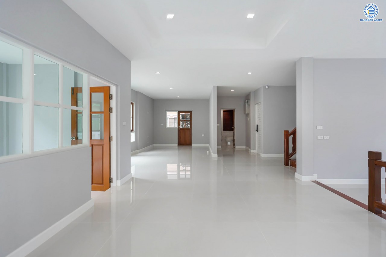 บ้านมือสองตกแต่งใหม่ แบรนด์ Q.House ม.ลัดดารมย์ ปิ่นเกล้า หลังใหญ่ตกแต่งเรียบหรู เนื้อที่ 92.8 ตร.ว. พื้นที่ใช้สอยเยอะถึง 320 ตร.ม. ฟังก์ชันจัดเต็ม 3 ห้องนอน 4 ห้องน้ำ 1 ห้องอเนกประสงค์ 1 ห้องแม่บ้าน จอดรถได้ 4 คัน พร้อม Living Room กว้าง บนทำเลศักยภาพ ใกล้เซ็นทรัลเวสต์เกต, วงเวียนพระราม5, ทางด่วน "กาญจนาภิเษก" และรถไฟฟ้า "สถานีตลาดบางใหญ่"